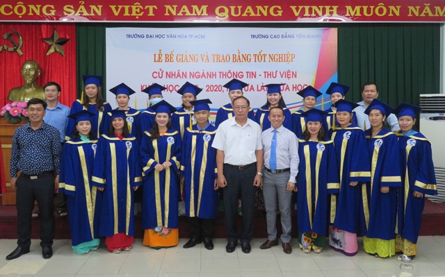 Lễ bế giảng và trao bằng tốt nghiệp cử nhân ngành Thông tin - Thư viện khóa 2017-2020 hệ vừa làm vừa học.