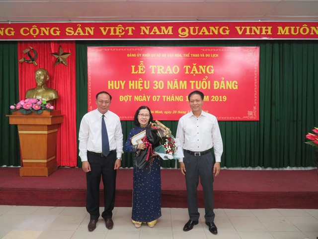 Lễ trao tặng Huy hiệu 30 năm tuổi Đảng cho NGƯT, PGS.TS Đỗ Ngọc Anh - Nguyên Hiệu trưởng BK8
