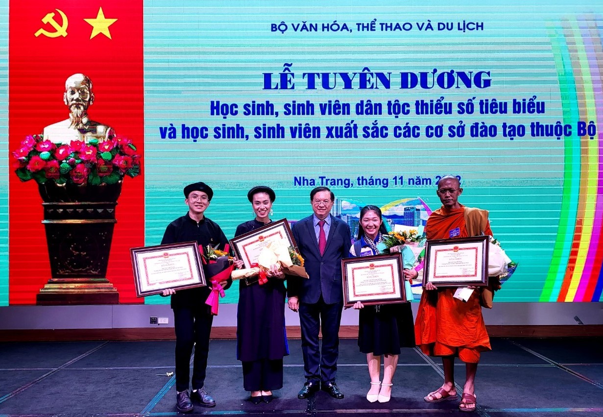 Hội nghị tuyên dương học sinh, sinh viên dân tộc thiểu số tiêu biểu và học sinh, sinh viên xuất sắc các cơ sở đào tạo thuộc Bộ năm 2022